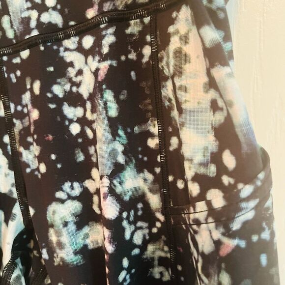 lululemon athletica Black and Green Patterned Leggings - Picture 5 of 7